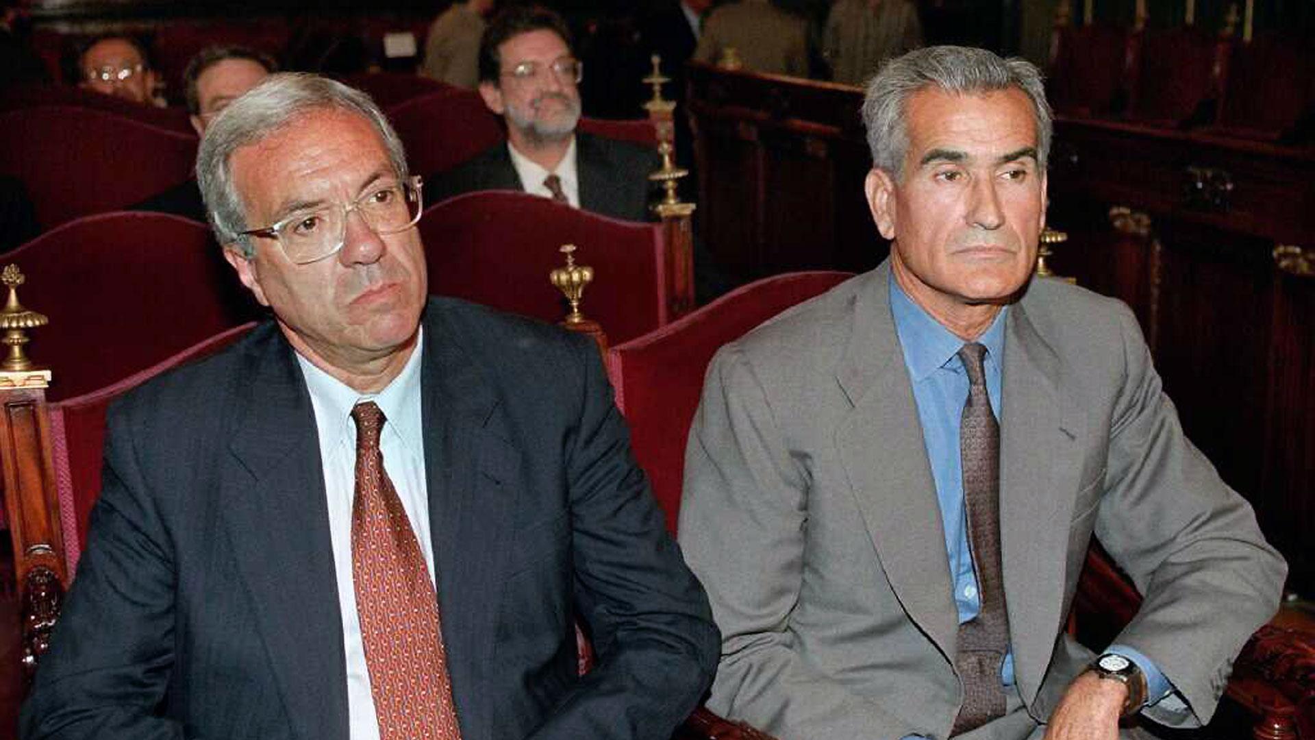 Barrionuevo y Vera (i-d), en el banquillo del Supremo el día que se inició el juicio del "caso GAL" por el secuestro de Segundo Marey