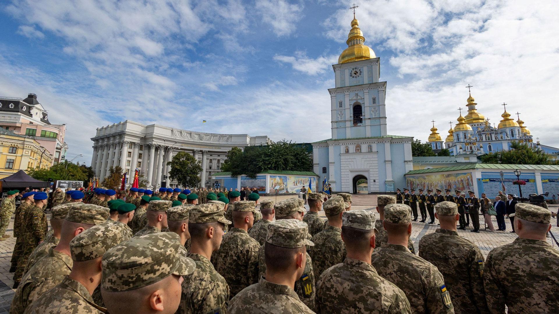 El presidente, Volodymyr Zelenskiy, y soldados del ejército ucraniano asisten a una ceremonia para conmemorar el Día del Estado de Ucrania