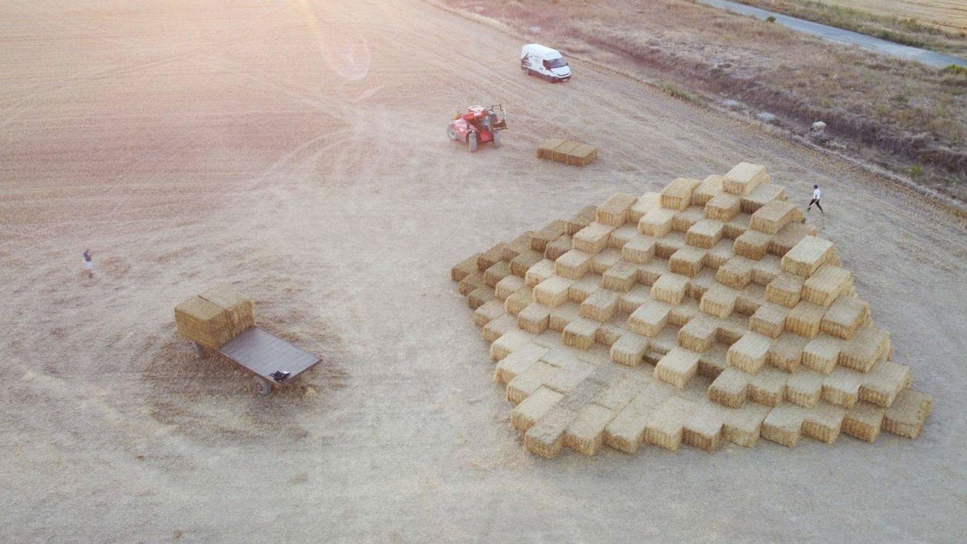 Este peculiar escenario lo ha levantado este artista, escultor y arquitecto para el Festival de Música de Mendigorría en la ciudad romana de Andelos