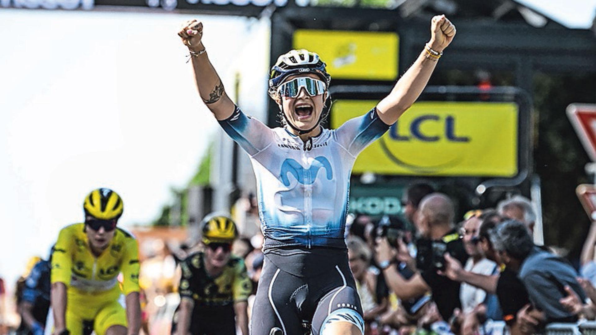 Norsgaard celebra su triunfo de etapa en el Tour de Francia femenino