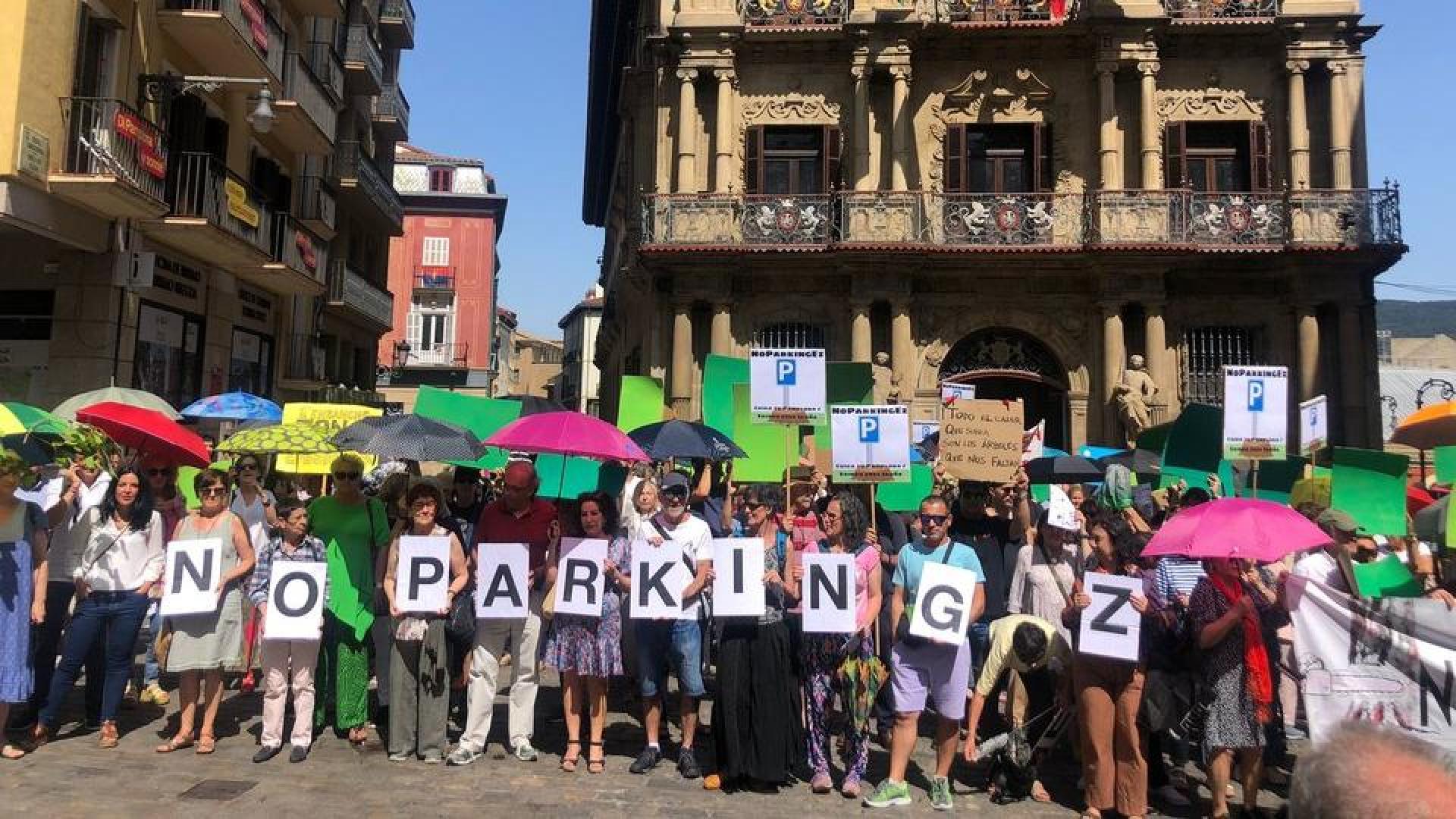 Una protesta anterior de los vecinos de la Plaza de la Cruz en contra del parking de la calle Sangüesa
