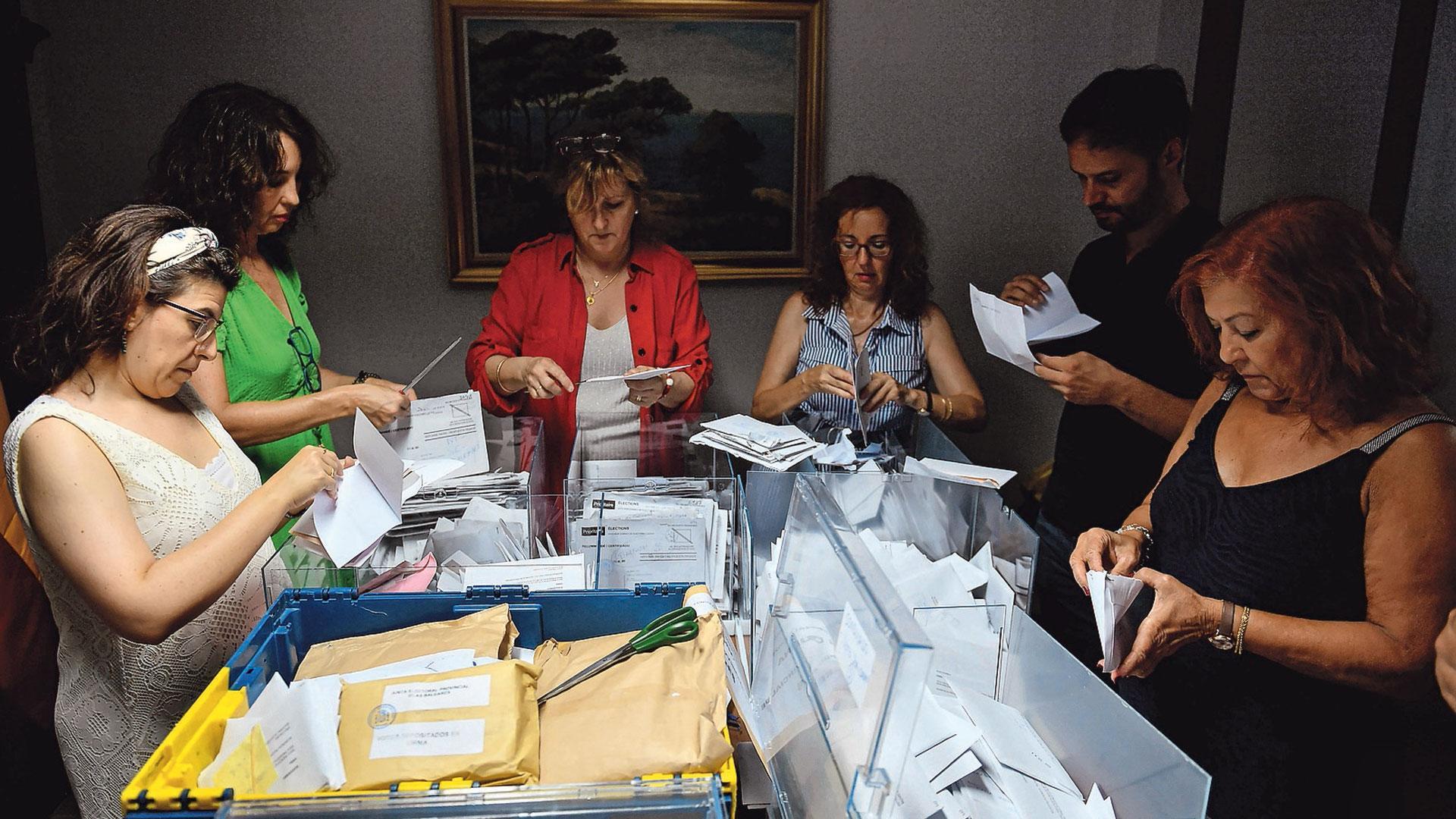 Trabajadoras de la junta electoral y representantes de partidos iniciaron ayer el recuento de votos CERA en la Audiencia Provincial de Palma