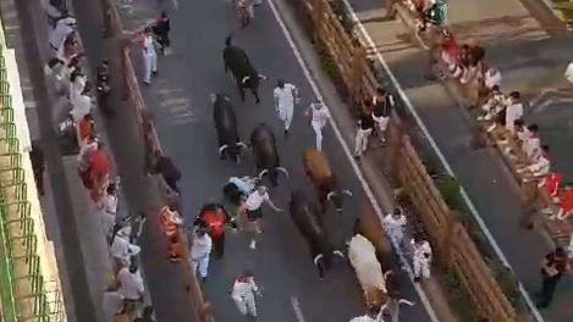 Un toro paso sobre un mozo en el quinto encierro de las fiesta de Tudela
