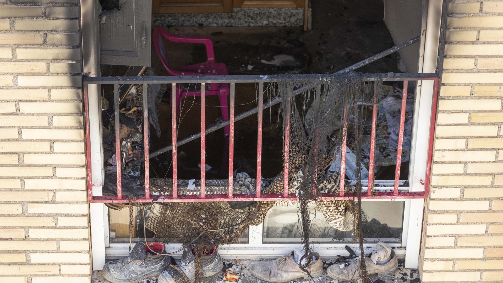 Las huellas del fuego son visibles en el edificio