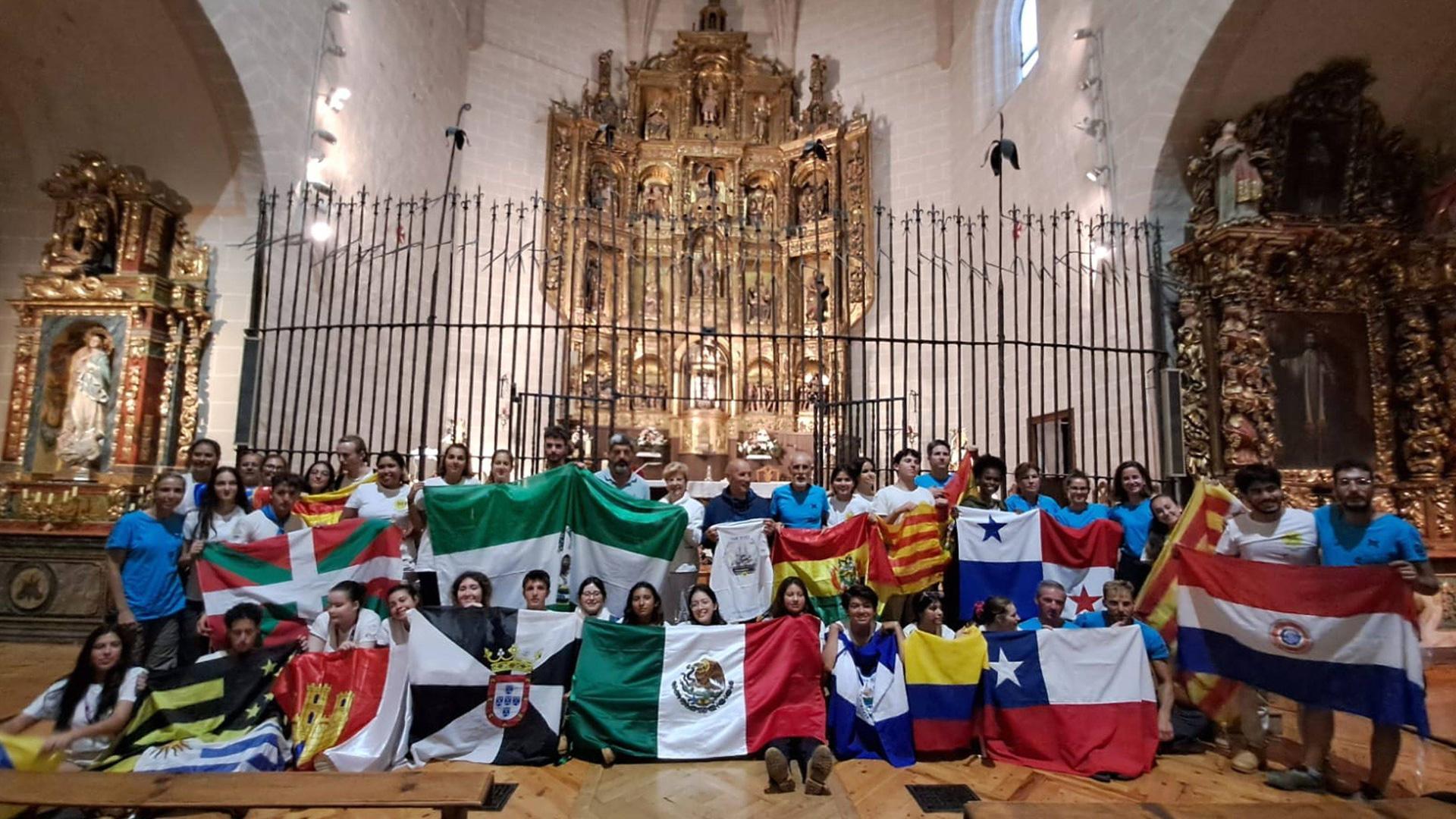 Los jóvenes participantes en la ‘Expedición Balmis, Salvany y Zendal’ posaron para una foto de recuerdo en la iglesia parroquial de Isaba con representantes locales