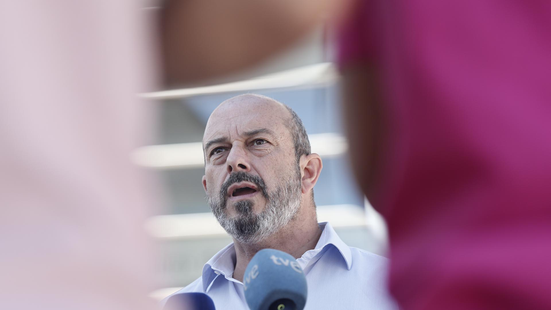 El vicesecretario de Coordinación Autonómica y Local del Partido Popular, Pedro Rollán, atiende a los medios este sábado