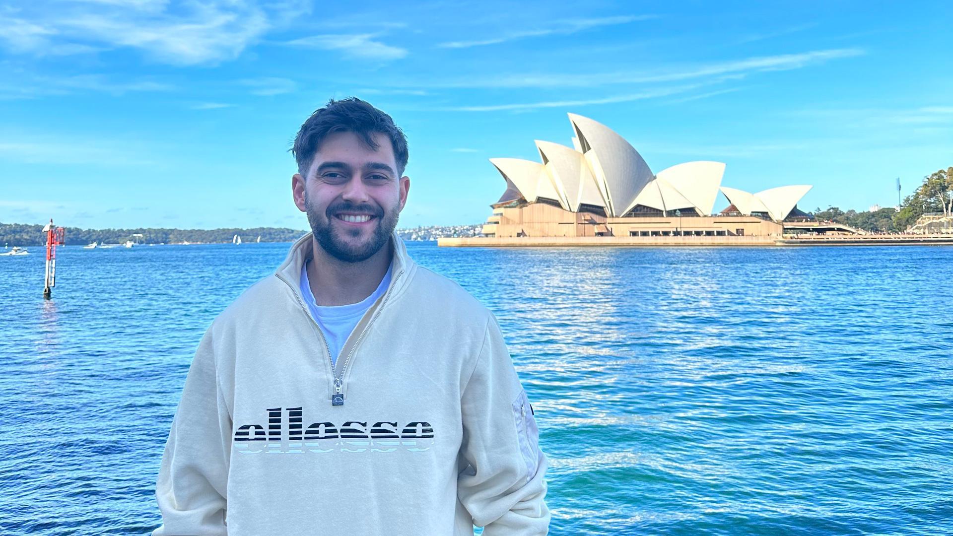 Marcos Bretos, en la bahía de Sídney, con el icónico edificio de la Ópera a sus espaldas