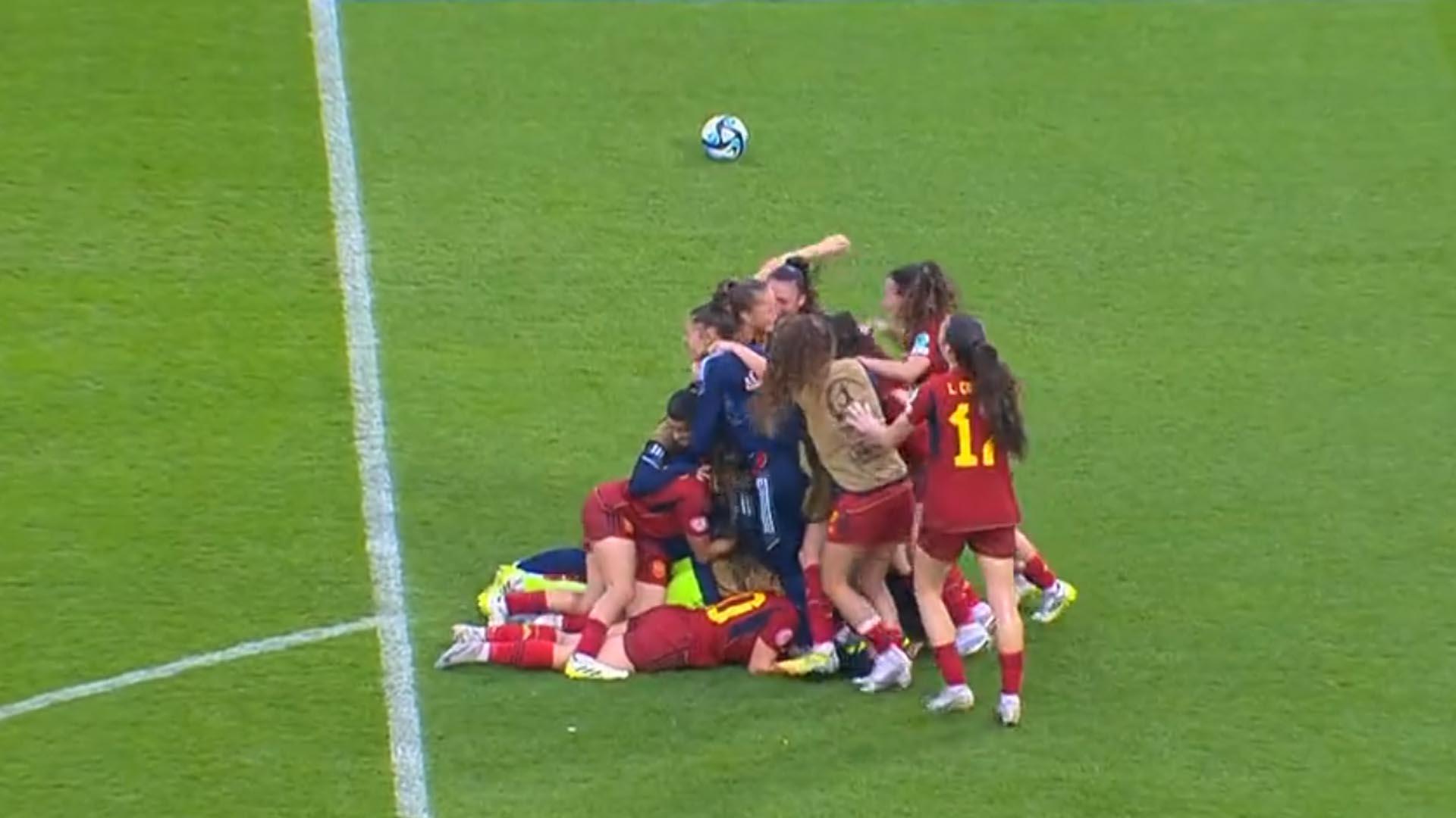 Las jugadoras de la selección sub19 se abrazan tras ganar en la tanda de penaltis
