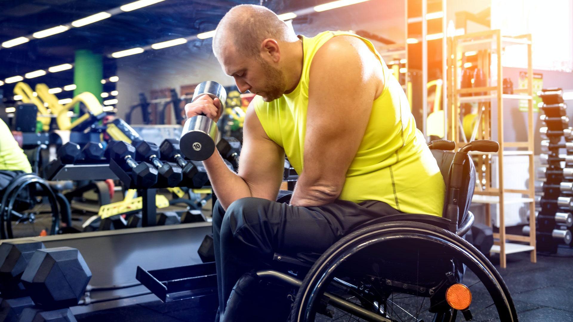 Para aliviar la fatiga o mejorar la calidad de vida se recomienda caminar, correr, montar en bicicleta… junto con otros ejercicios que desarrollen la fuerza muscular