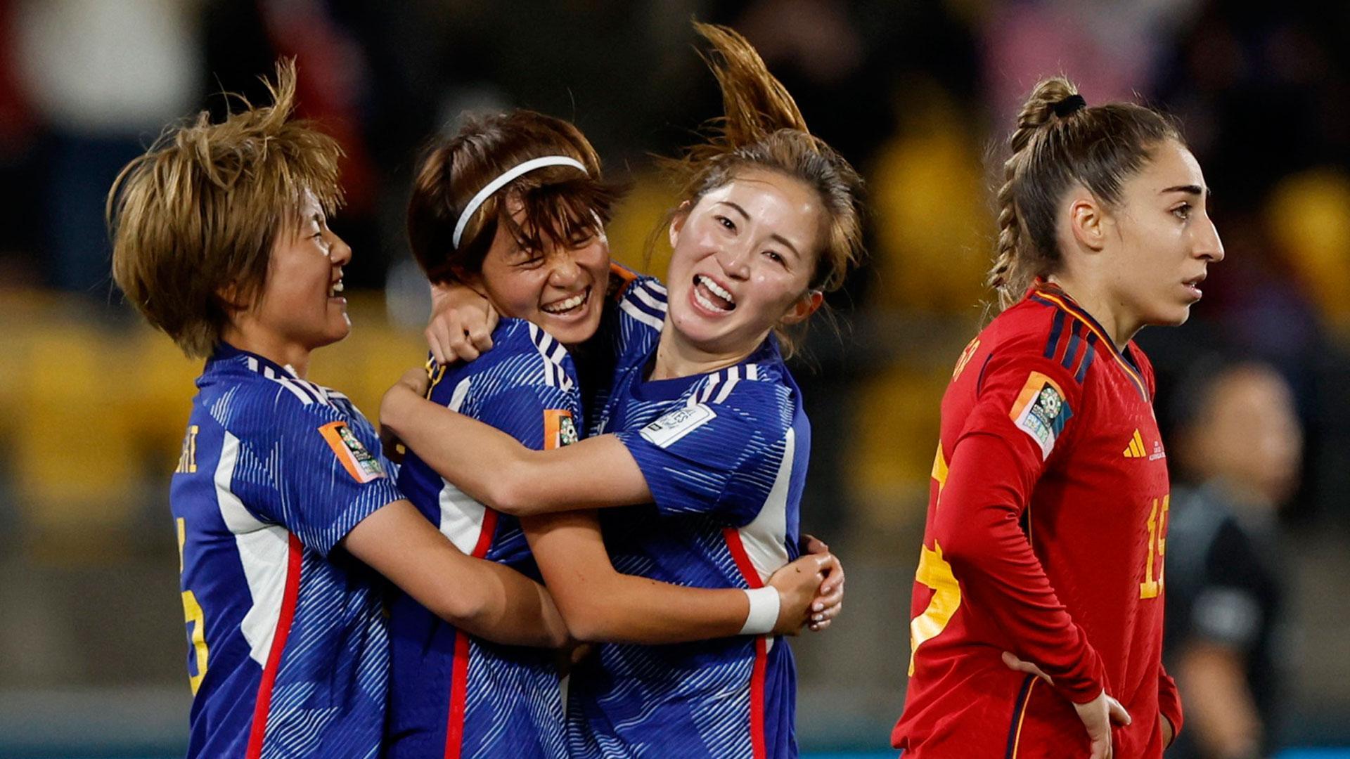 Las futbolistas japonesas celebran uno de los goles frente a España