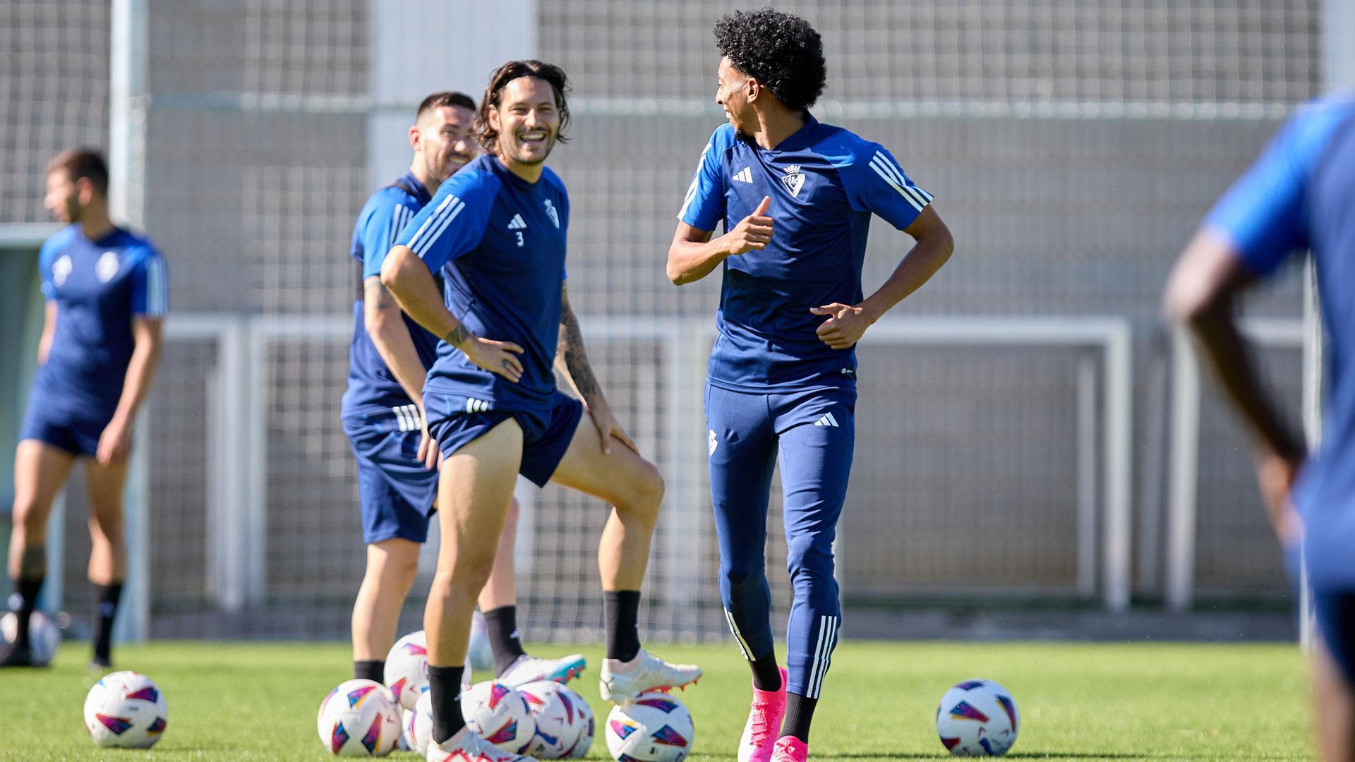 Johan Mojica en su primer entrenamiento junto a Juan Cruz y Moi Gómez