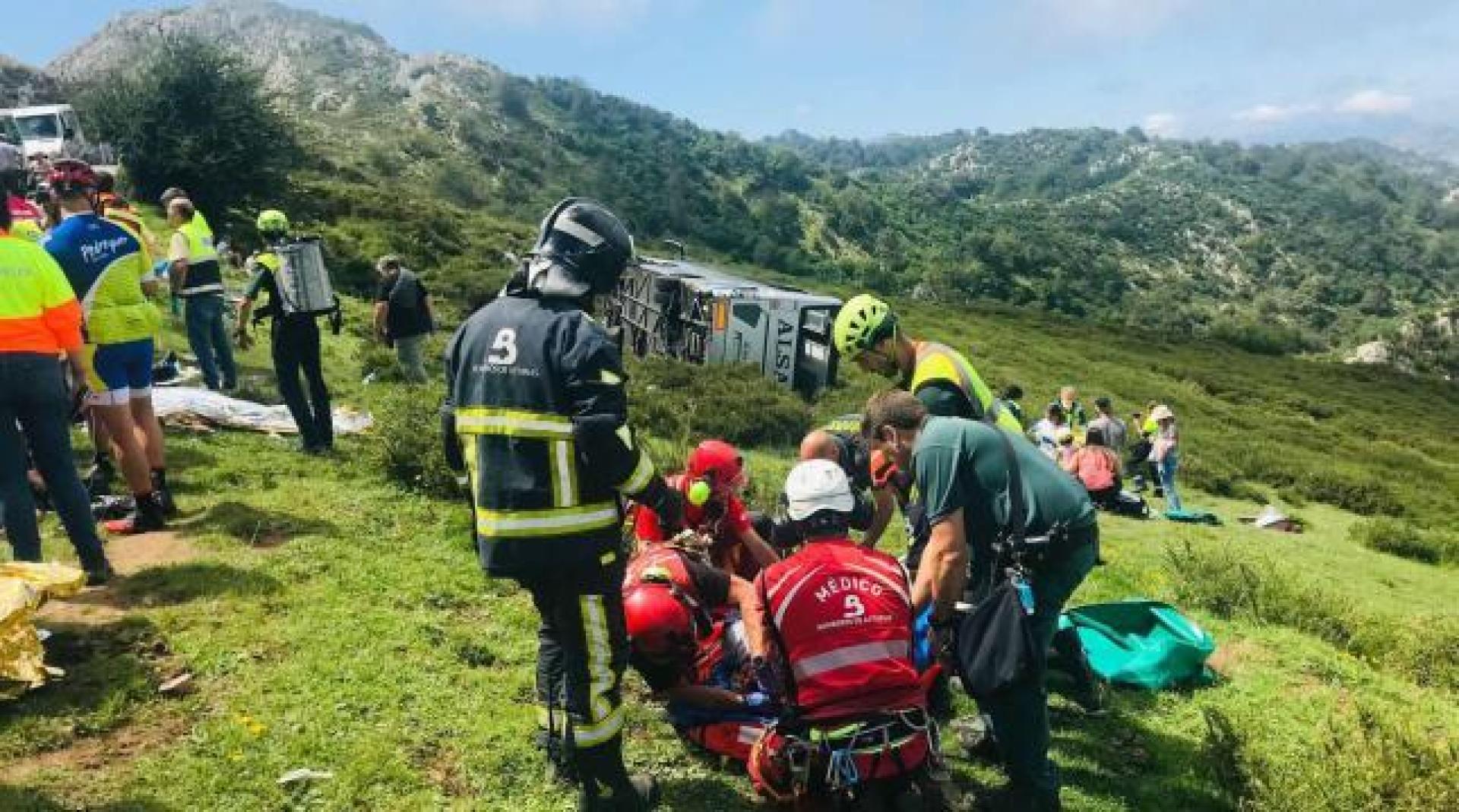 Un autobús en el que viajaban 49 personas, la mayoría de ellos niños, se salió de la vía y volcó cuando subía a los Lagos