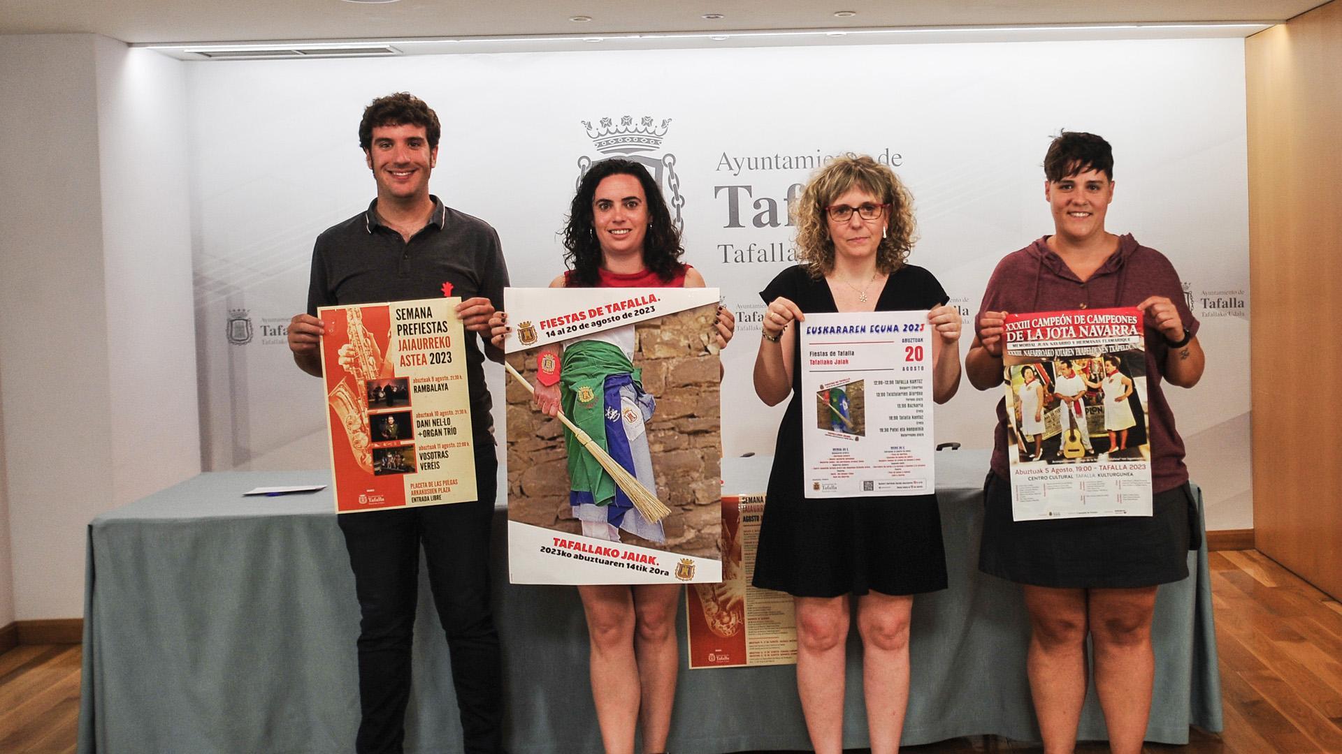 Desde la izda., el alcalde Xabier Alcuaz y las concejalas Maitane Fernández, Patricia Fernández y Goizeder Juango