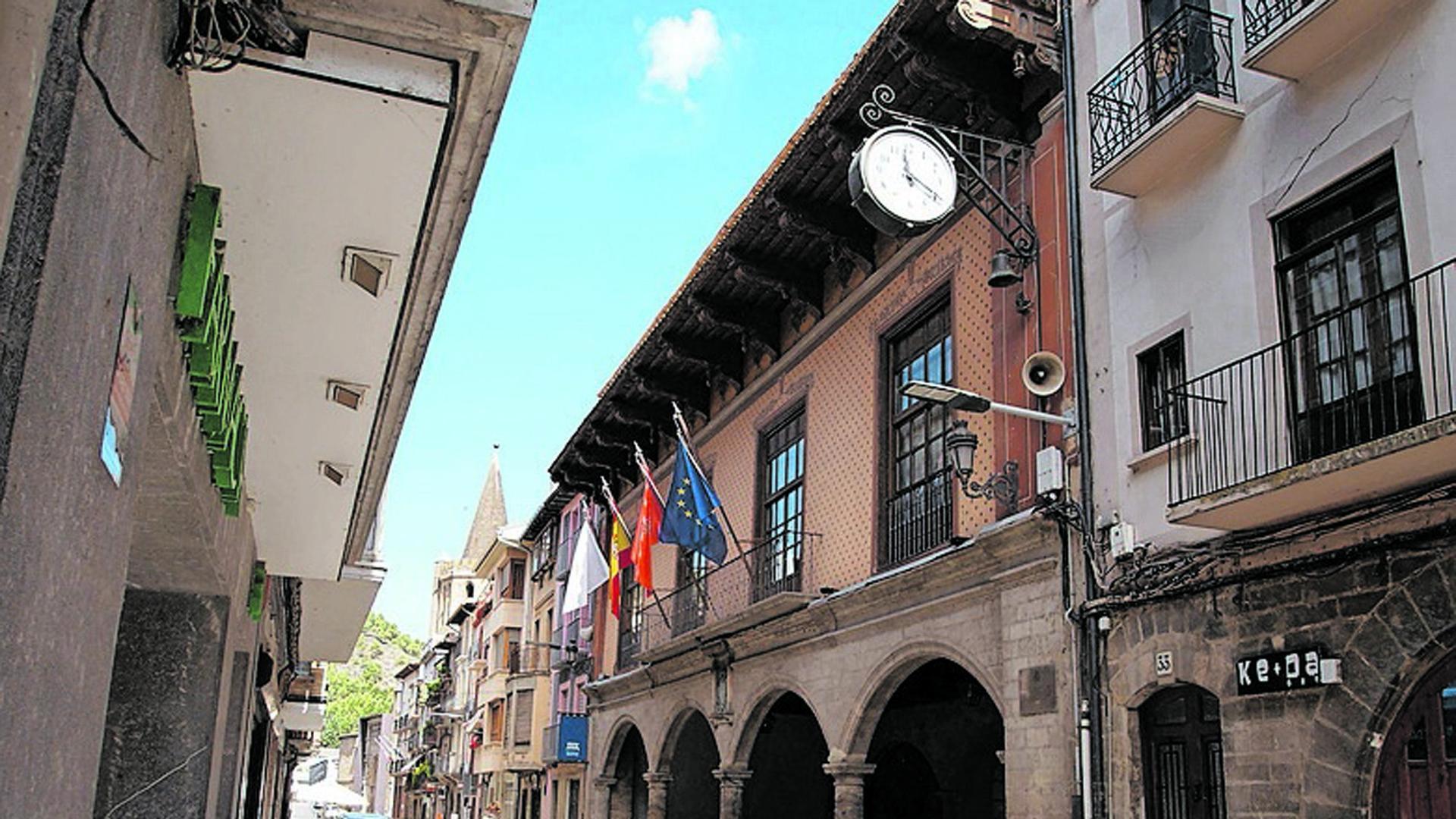Casa consistorial de Sangüesa, en plena calle Mayor.