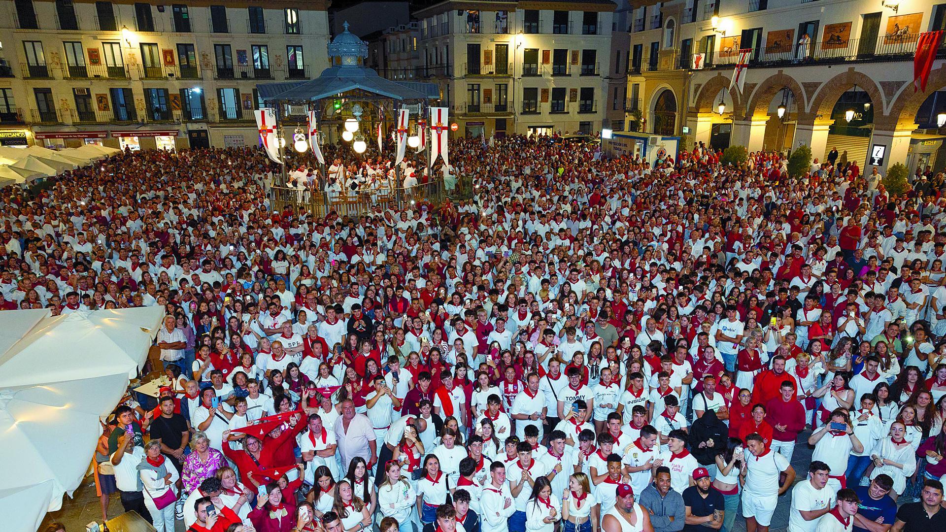 Los asistentes al ‘Pobre de Mí’ con el que se acabaron las fiestas llenaron la céntrica plaza de los Fueros de la capital ribera durante este acto, celebrado a la una de la madrugada de ayer lunes, tras la Revoltosa.