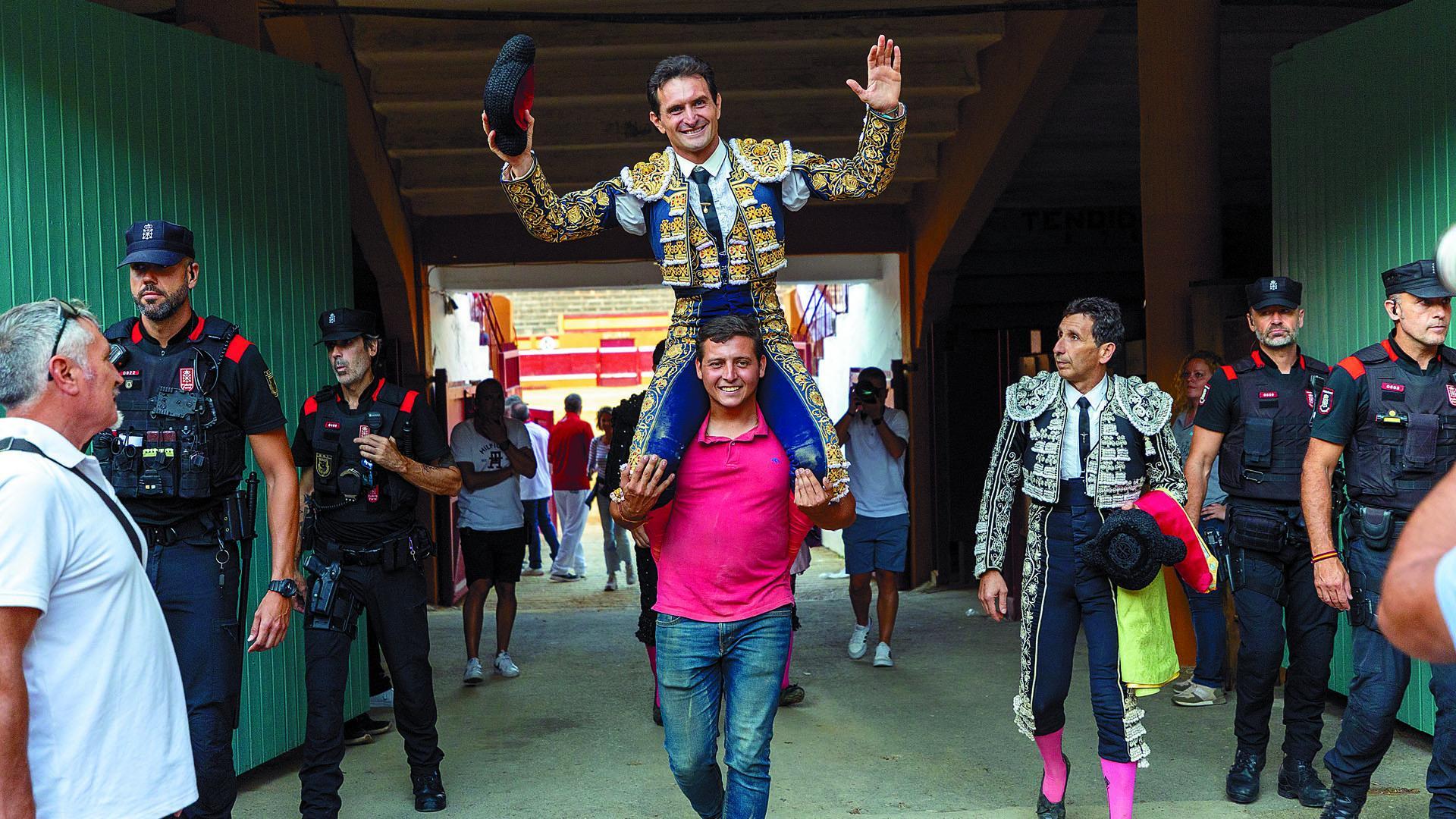 ‘Joselillo’ sale a hombros de la plaza tras la corrida del domingo