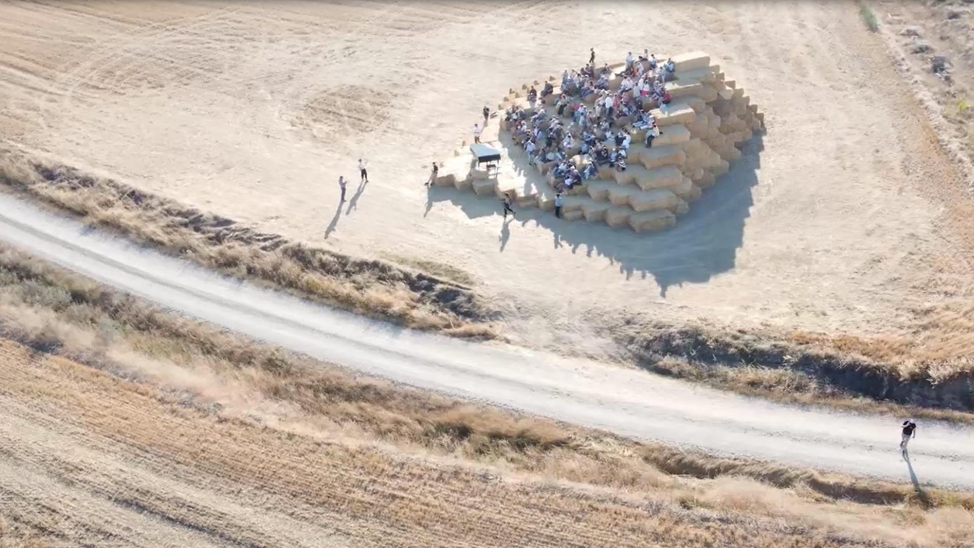 Este peculiar escenario lo ha levantado este artista, escultor y arquitecto para el Festival de Música de Mendigorría en la ciudad romana de Andelos