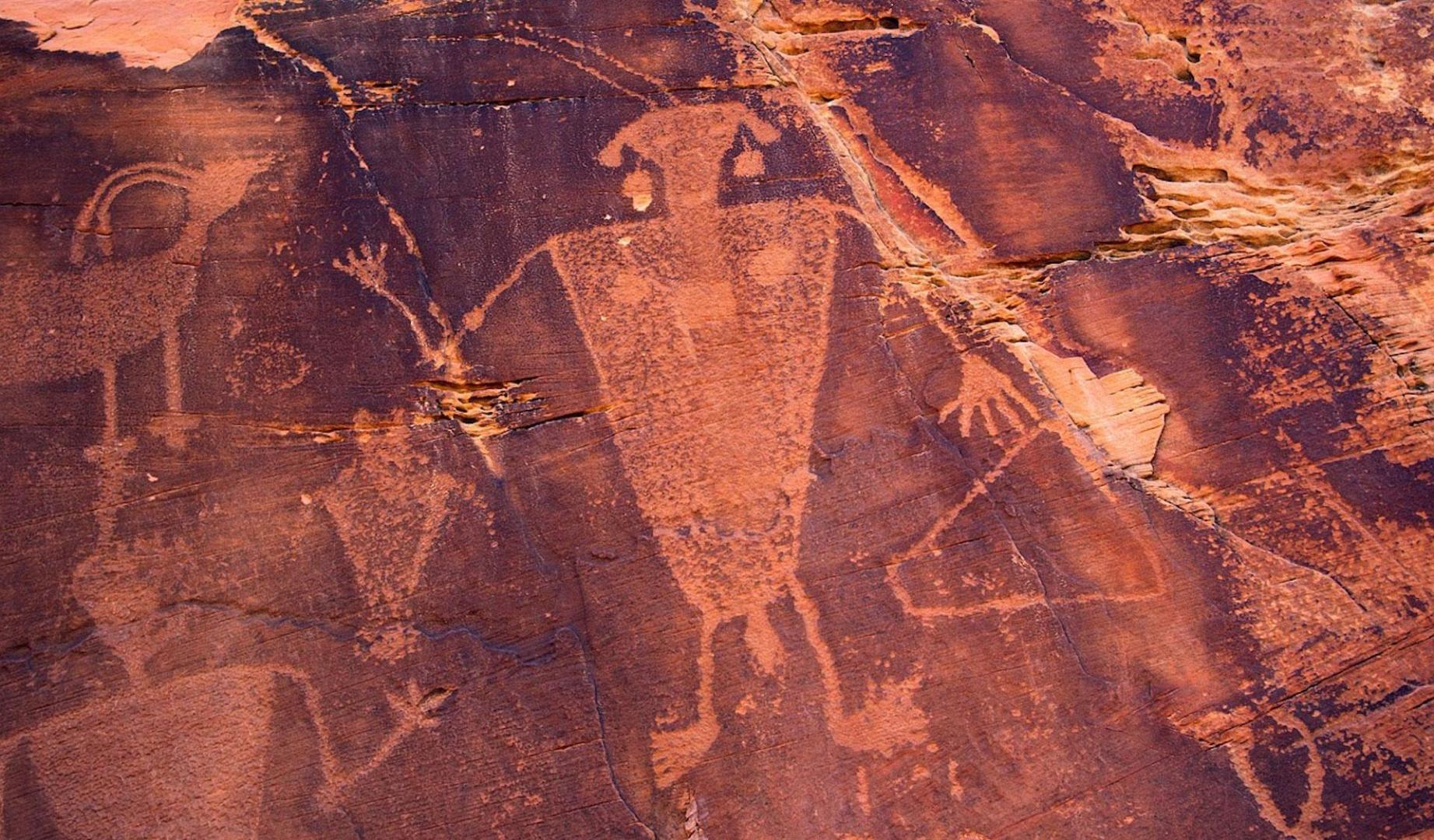 Imagen de petroglifos encontrados en Cub Creek (Utah, Estados Unidos)