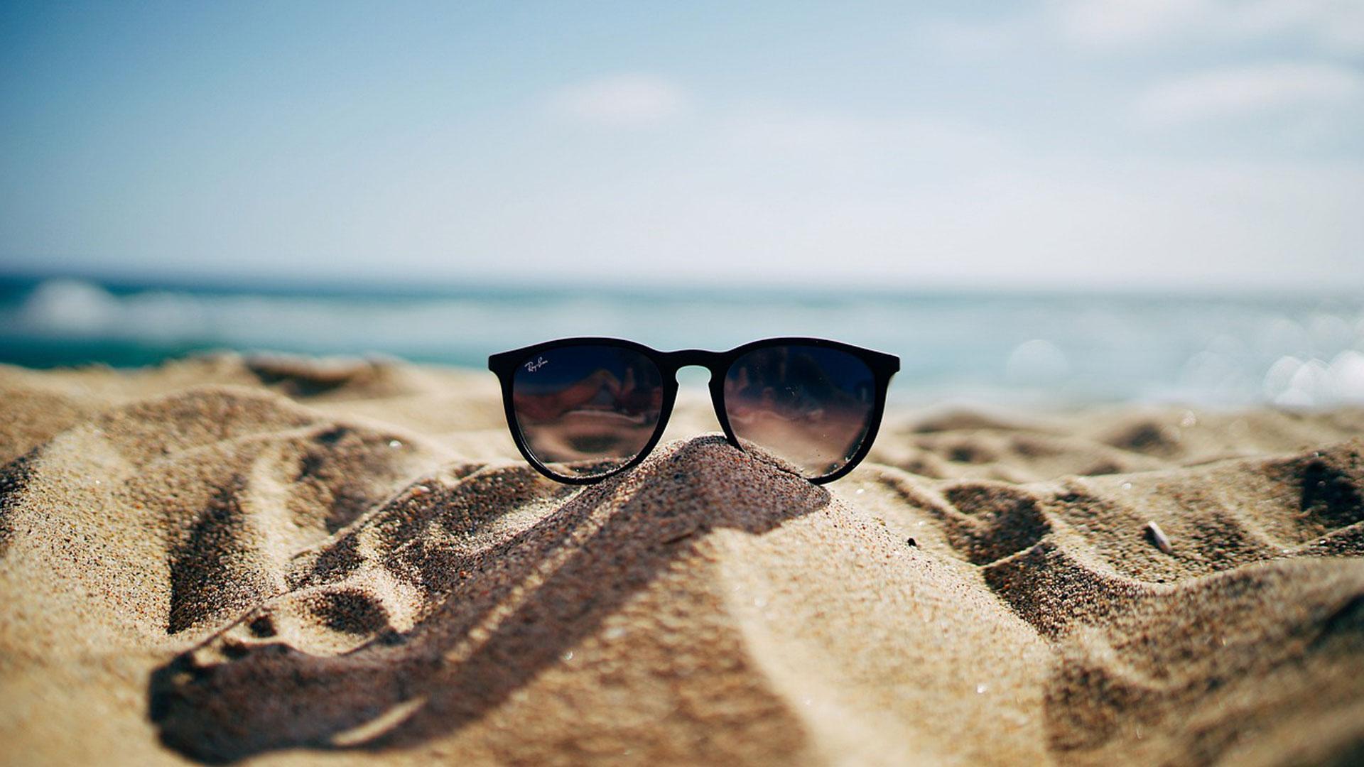 Unas gafas de sol sobre la arena