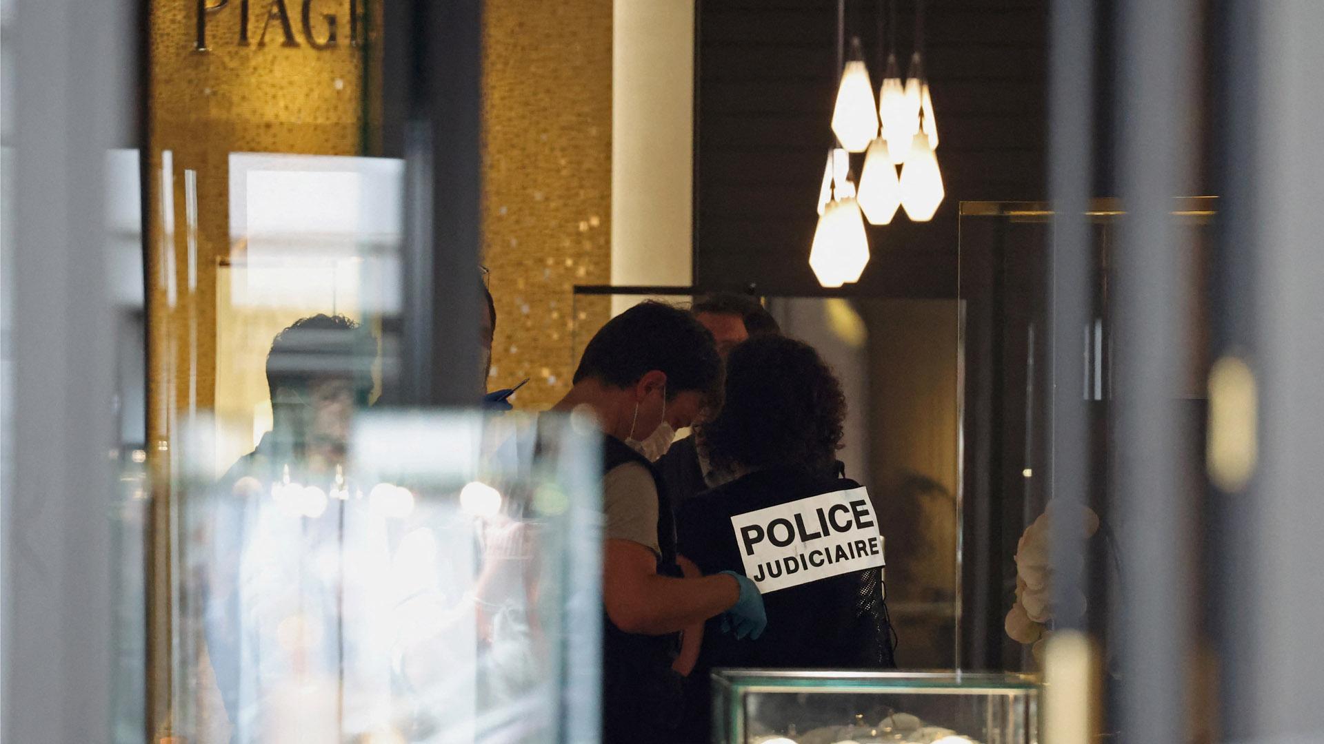 La policía judicial francesa trabaja en el interior de la tienda Piaget tras un robo, en la Rue de la Paix junto a la Place Vendome en París, Francia.