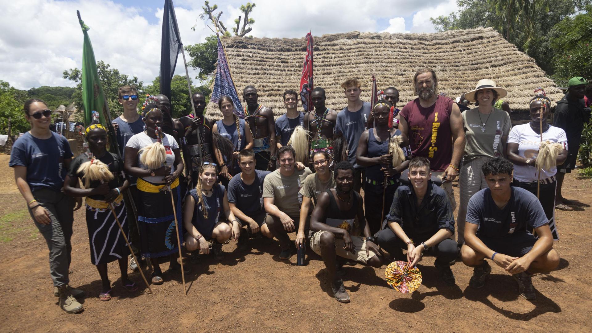 Los 13 navarros de la Expedición Rumbo al Sur en Senegal, en el poblado de la etnia Bassari.