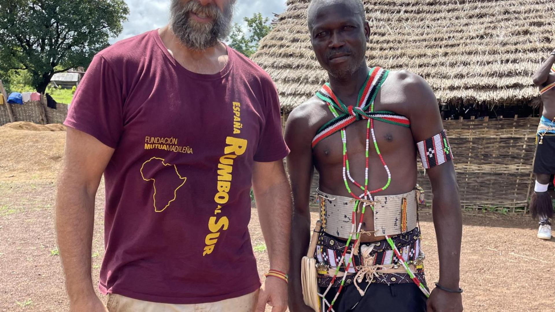 Telmo Aldaz y el jefe de la aldea Bassari.