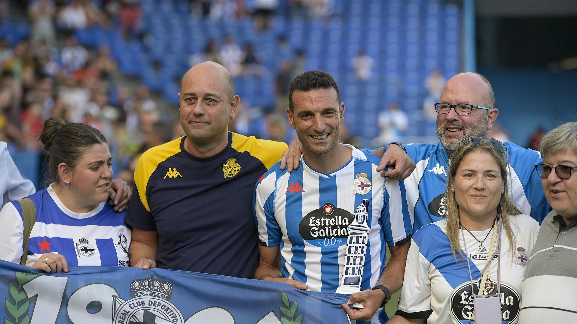 Scaloni, emocionado, en el homenaje que le ha tributado el Deportivo