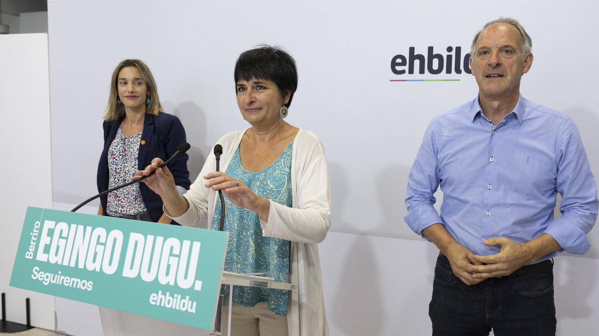 En primer plano, la portavoz de EH Bildu, Laura Aznal