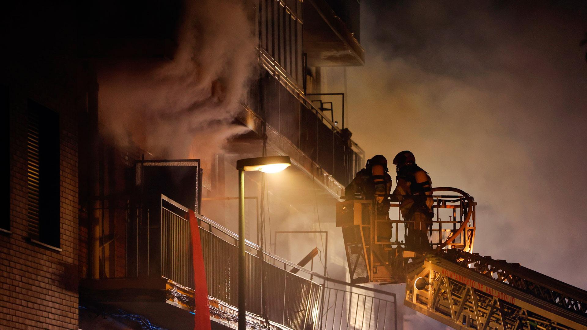 Un grupo de bomberos trabajan en el edificio ubicado en la calle Goya de Valladolid que ha sufrido daños tras una fuerte explosión de gas que ha provocado el incendio