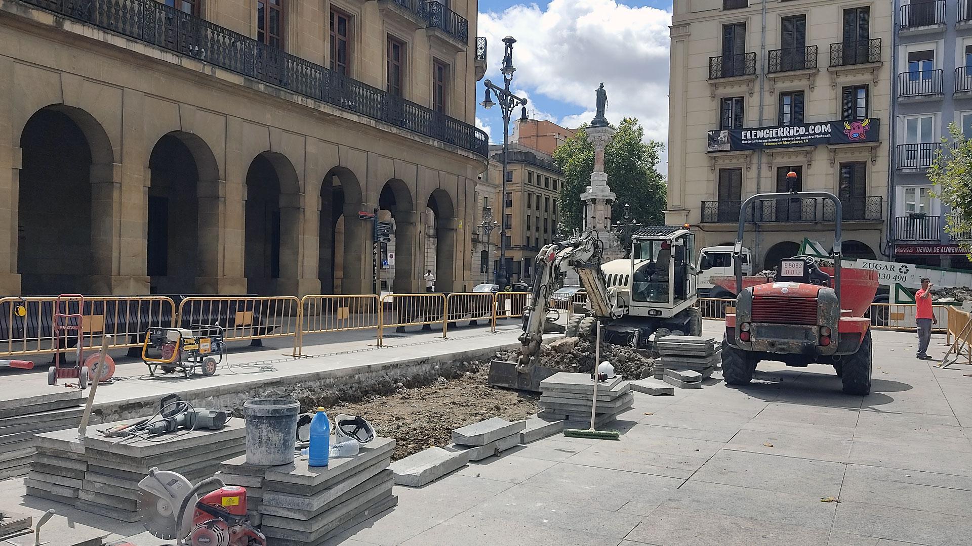 Trabajos de reparación en la plaza del Castillo de Pamplona