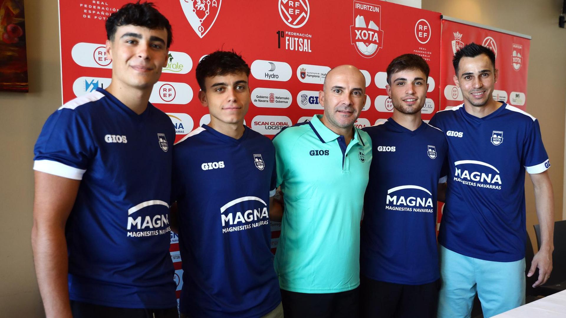 Los cuatro fichajes posan con su entrenador Miguel Hernández. De izquierda a derecha son Álex Palazón, Pablo García ‘Pachu’, Eloy De Pablos y Léo Café