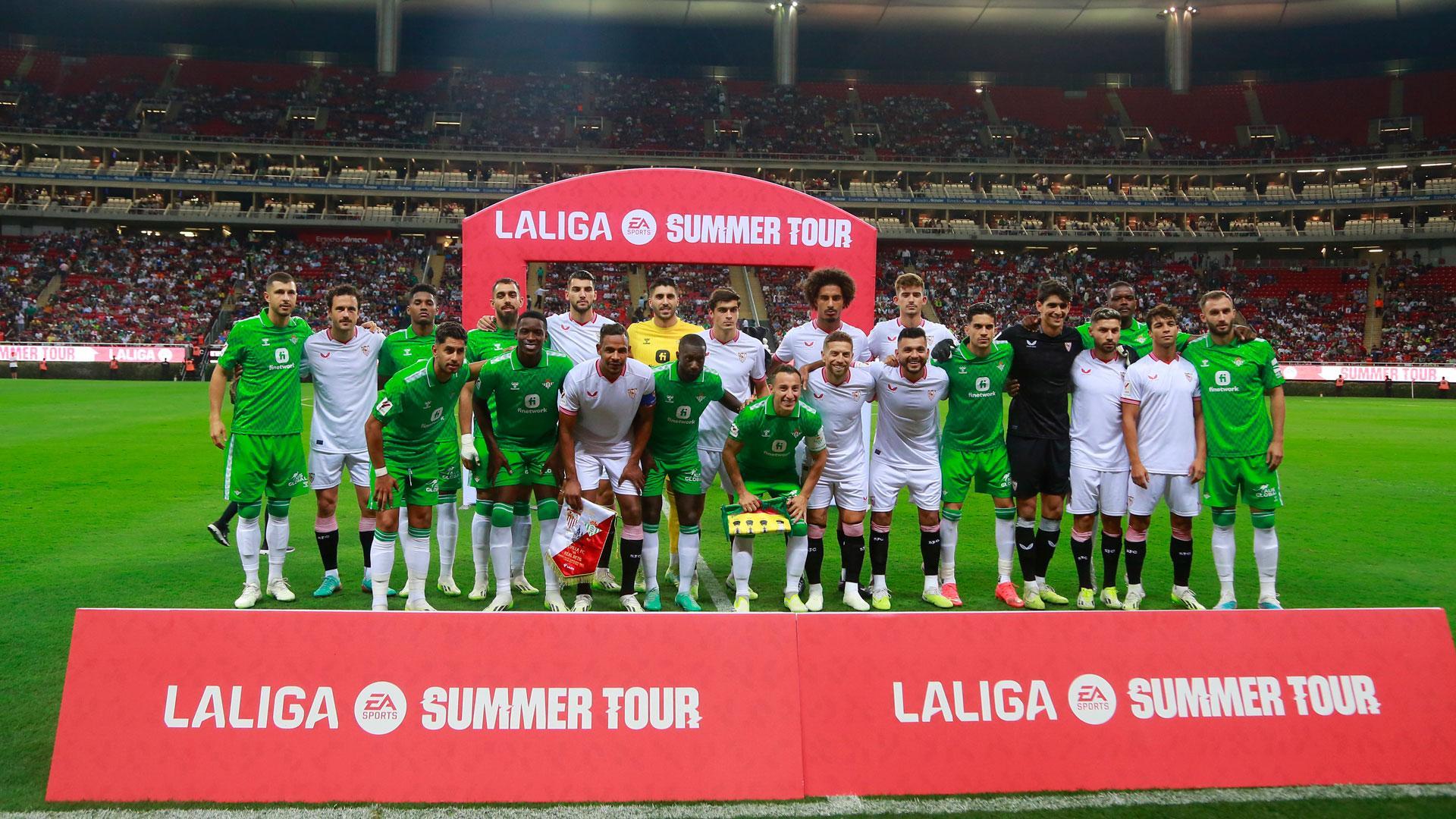 Jugadores del Sevilla y Real Betis posan hoy, durante un partido de pretemporada de la Gira de Verano de LaLiga disputado en el estadio Akron, en Guadalajara
