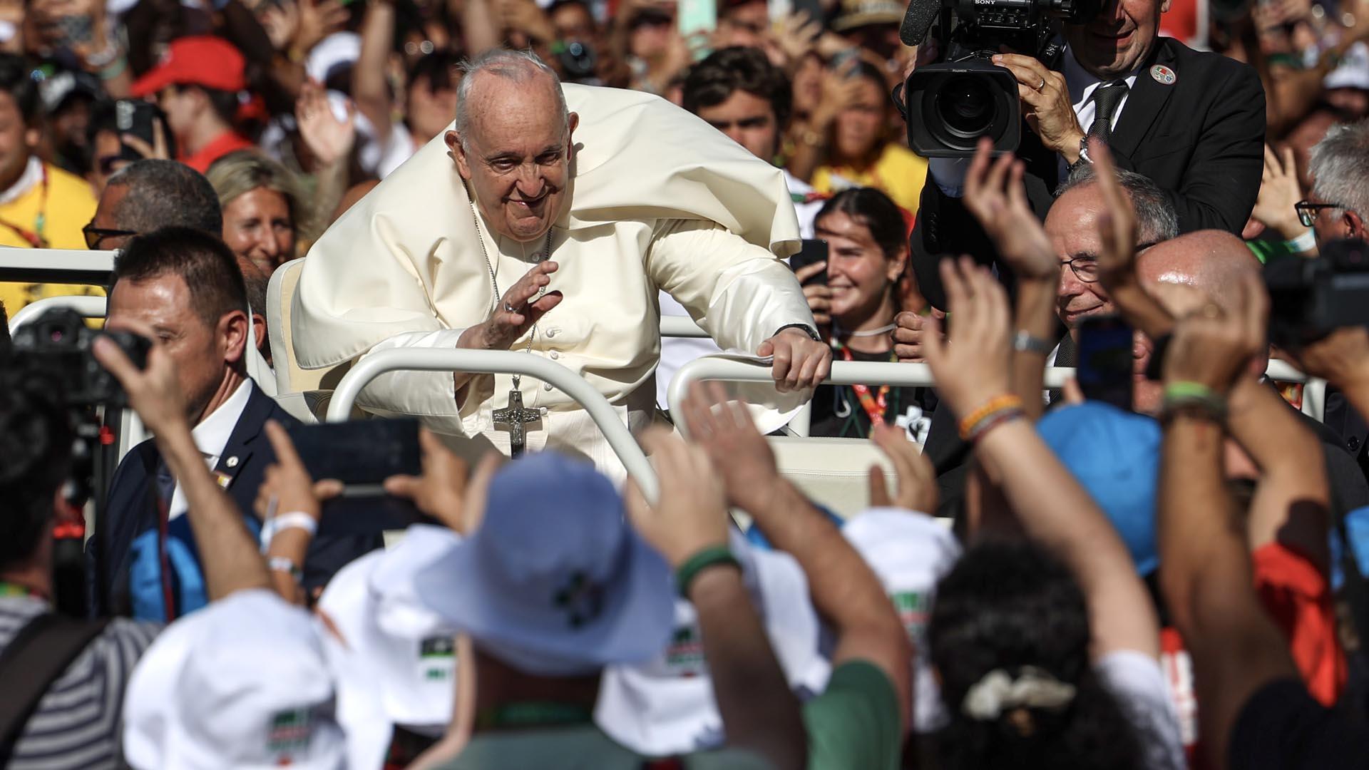 El Papa llega al parque Eduardo VII de Lisboa entre la multitud que le saluda