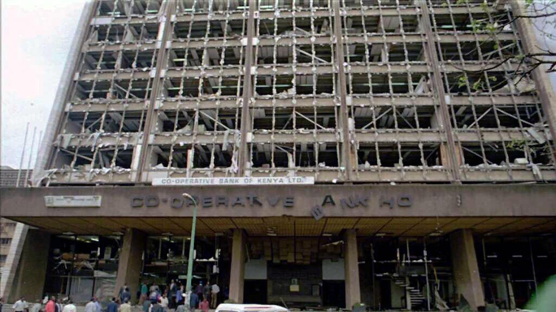 Efectos de la bomba en un edificio junto a la embajada de EE UU en Nairobi