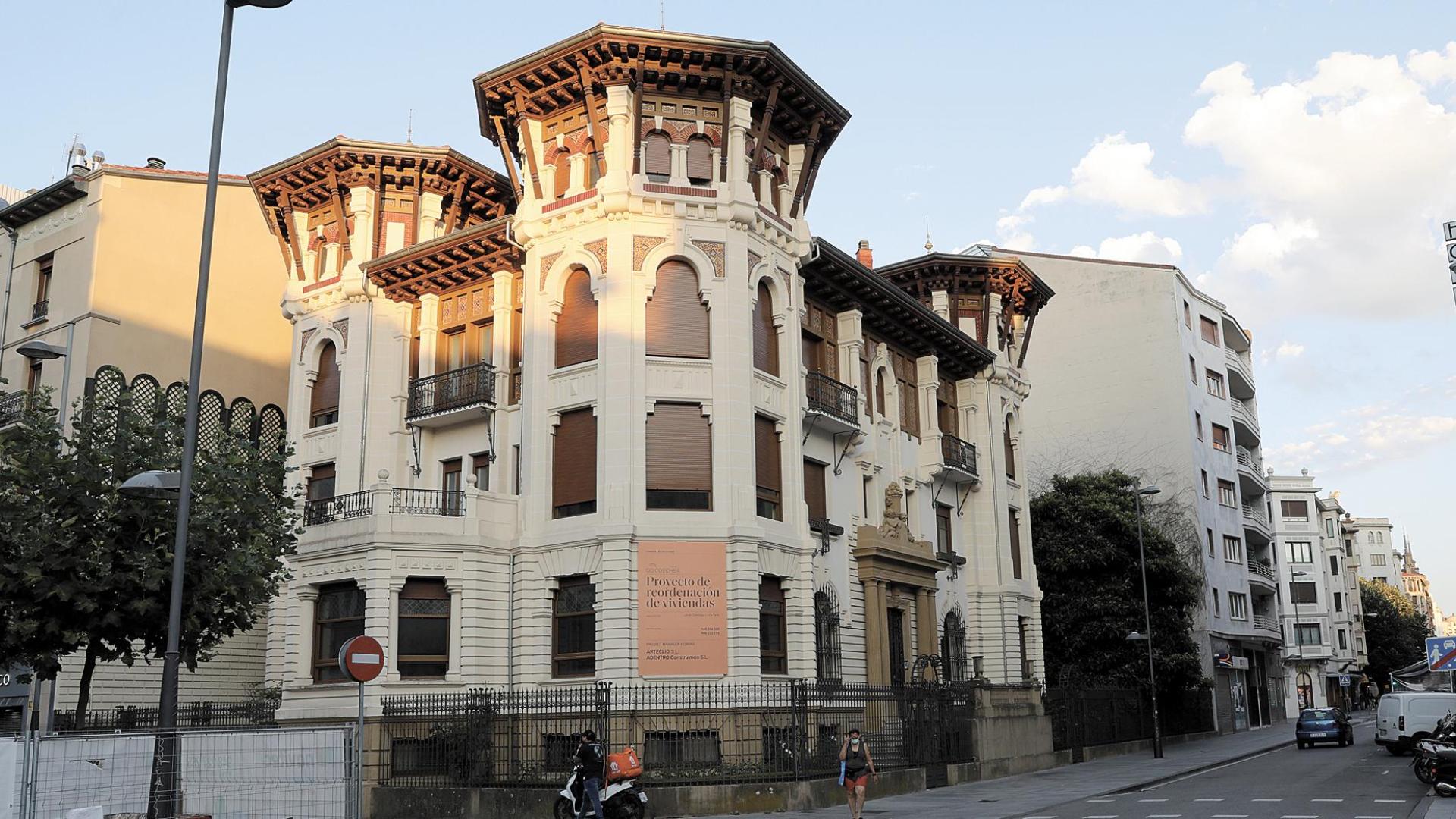 La Casa Goicoechea, en la esquina entre la calle Francisco Bergamín y la avenida de Roncesvalles