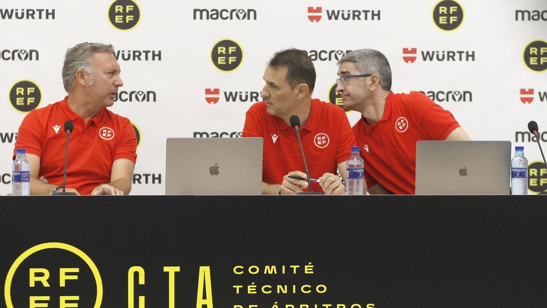 El presidente del Comité Técnico de Árbitros de la Federación Española de Futbol, Luis Medina Cantalejo, junto al director del Proyecto VAR, Carlos Clos Gómez, y el navarro Alberto Undiano Mallenco