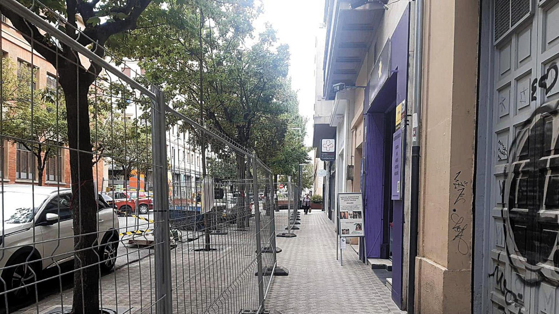 Árboles vallados en la calle Sangüesa en una imagen enviada por Zabalsanche