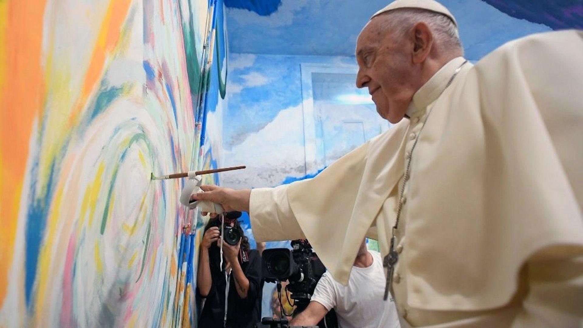 El Papa Francisco da una pincelada en el mural de Scholas Ocurrentes, en Cascais (Portugal)