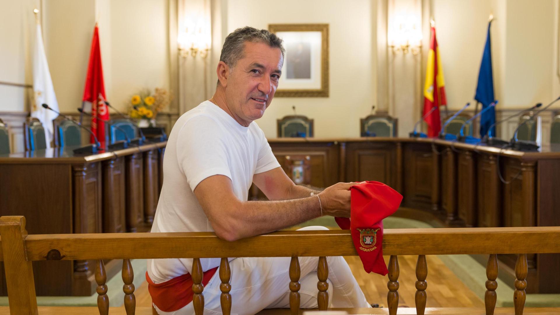 José Luis Sanz, alcalde de Arguedas, en el salón del plenos del Ayuntamiento de la localidad