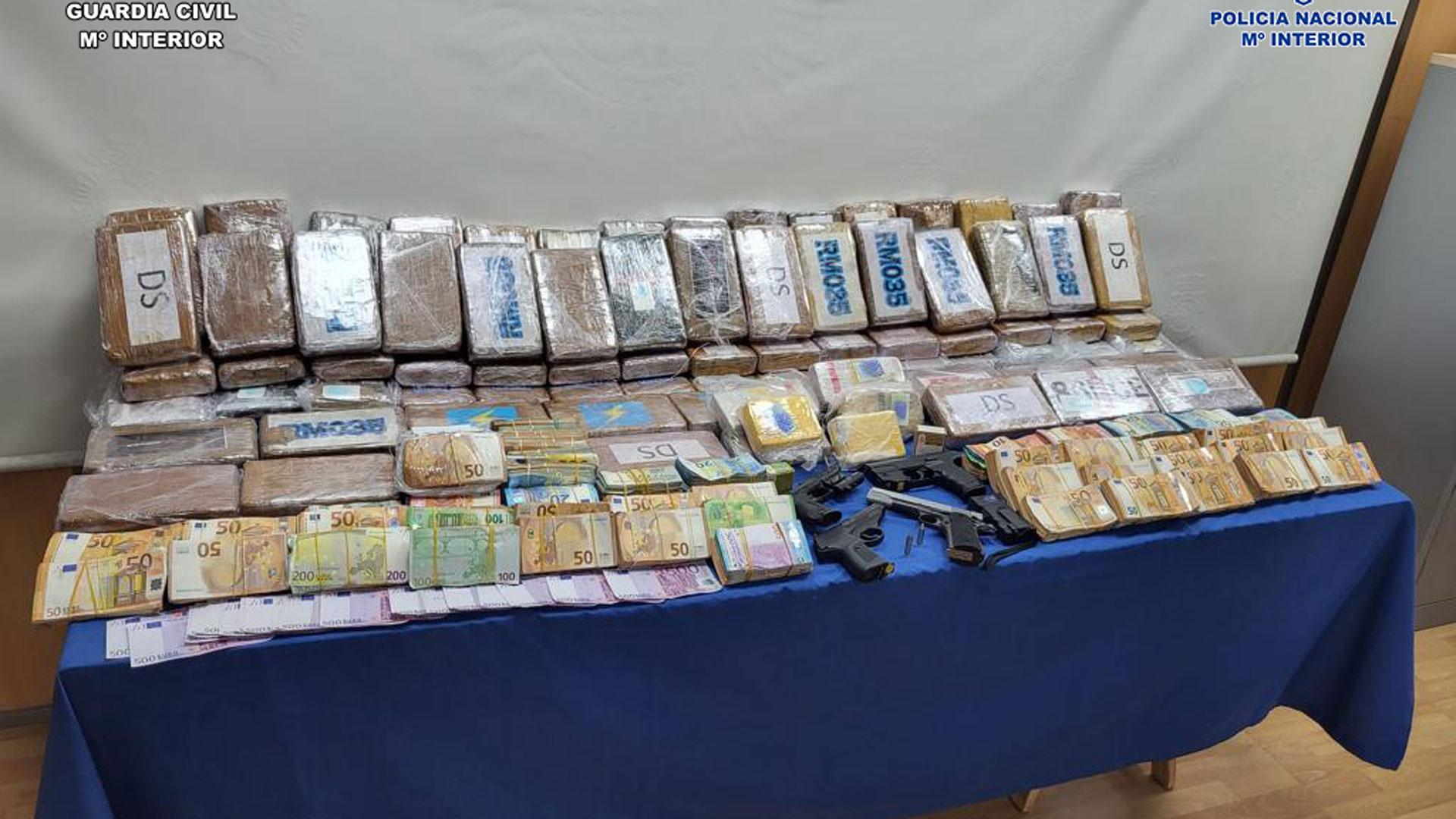 Desmantelada una organización criminal dedicada a la importación y distribución de drogas y a la introducción de armas de fuego para su posterior venta en el mercado negro