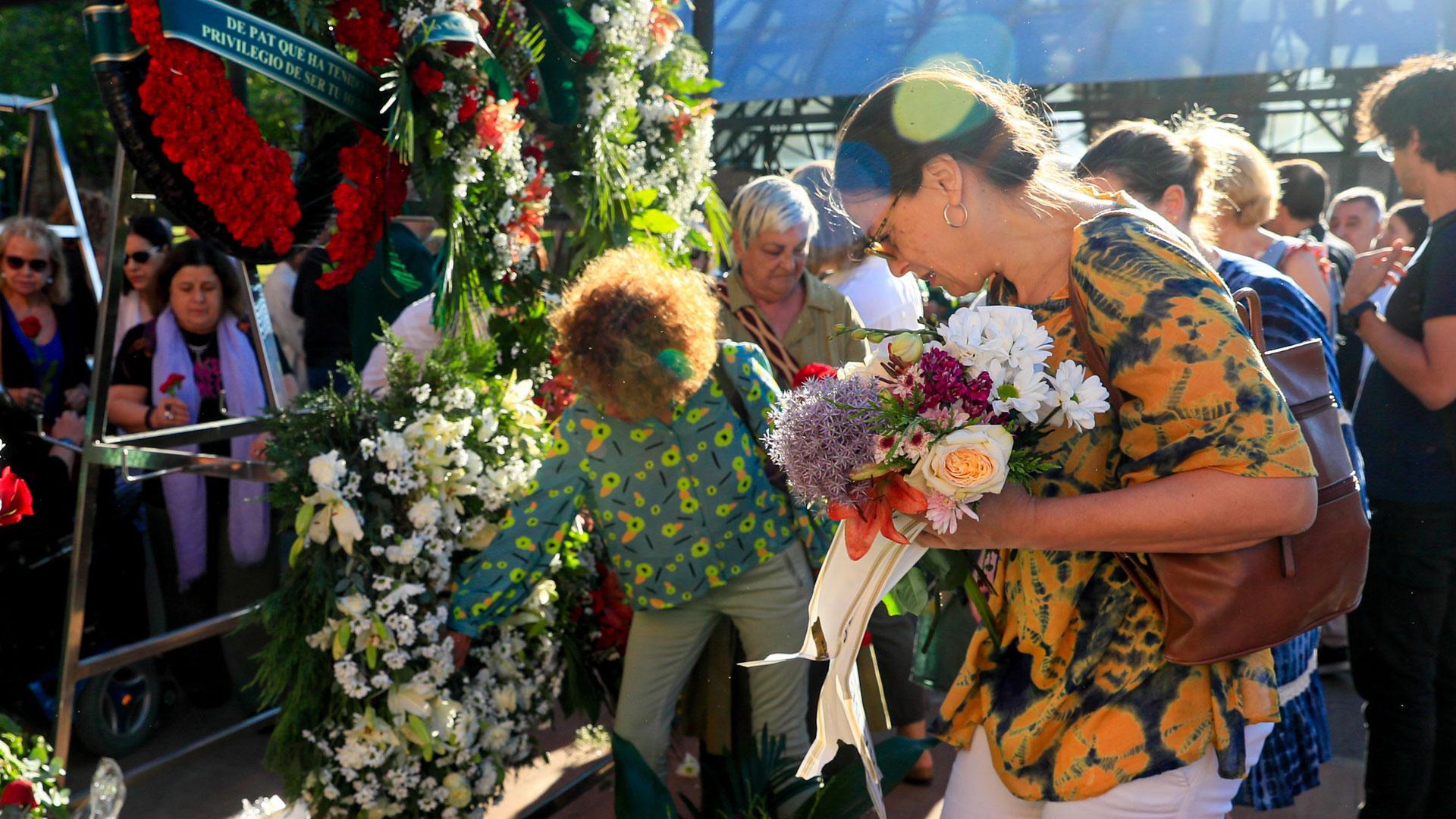 Entre flores, familia y amigos, el periodismo se despide de Ramón Lobo RAMÓN LOBO

María Alonso
Madrid, 4 ago (EFE).- Entre flores, familia y amigos, el mundo del periodismo se ha despedido este viernes del corresponsal de guerra y escritor Ramón Lobo, que ha sido incinerado en el cementerio de la Almudena en Madrid, donde más de trescientas personas se han acercado para darle el último adiós, como él quería.
Sus amigos y lectores, dirigidos por la periodista Nieves Concostrina, han recorrido el cementerio civil con rosas y claveles entre las manos en una "procesión muy laica" -ha comentado la también escritora- en la que han dejado flores en las tumbas de personalidades que Lobo admiraba, como Carmen de Burgos, Pérez Galdós, Pío Baroja o Almudena Grandes. 
Mientras, Concostrina relataba historias y anécdotas de los personajes frente a sus lápidas.
Y es que Lobo, fallecido en Madrid el miércoles pasado a los 68 años, lo dejó todo pensado: "Espero que haya quedado claro el plan del crematorio de la Almudena, cuando toque, y la procesión muy laica al mando de Nieves Concostrina al cementerio civil para llenarlo de flores. Hay que guardar algunas para Pérez Galdós y las Trece Rosas. Sobreviviremos al 23J. Gracias por estar", escribió el reportero el 25 de junio en un mensaje en la red social Twitter.
Él también dijo que quería un funeral 'divertido' y, aunque la despedida ha tenido el dolor inevitable de quien pierde a un maestro y a un amigo, el humor de Concostrina en las historias que contaba no han podido más que despertar varias carcajadas.
El director del programa “A vivir que son dos días” de la Cadena Ser, Javier del Pino; el fotoperiodista Gervasio Sánchez; el director de Infolibre, Jesús Maraña; el periodista de TVE Jesús Álvarez o el corresponsal de RNE Fran Sevilla han sido algunos de los compañeros de profesión que han acudido a la despedida.
También se han acercado representantes del mundo de la cultura, como el actor Juan Diego Botto, y de la política, como la portavoz de Más Madrid, Mónica García.
Tal y como han recordado este viernes sus más allegados durante el recorrido por el cementerio, Ramón Lobo fue un periodista con una mirada honesta, que no temía a la verdad y contaba el sinsentido de las guerras -Irak, Afganistán, Líbano, Sierra Leona, Congo o Ruanda, entre otras- con humanidad y desgarro. 
Sus compañeros lo han querido homenajear en un recorrido de algo más algo más de dos horas, un homenaje que ha concluido frente al memorial a las Trece Rosas, que fueron fusiladas la madrugada del cinco de agosto de 1939.
Lobo, según se ha comentado durante el homenaje, tenía miedo de que a su entierro no fuera apenas nadie porque sería en agosto “y todo el mundo estaría de vacaciones”, pero esto no ha ocurrido porque ha estado arropado por el cariño, el amor y la admiración de cientos de personas.
Con la misma dignidad con la que vivió su vida y ejerció siempre su profesión -terminó de escribir su último libro días antes de fallecer-, el periodista dejó a los oyentes de “A vivir que son dos días“ una lección de vida y muerte hace poco más de un mes.
"La vida -decía Lobo- no tiene nada que ver con el número de años que vives, sino con la forma en la que los vives. La muerte no es un problema si has vivido antes". EFE