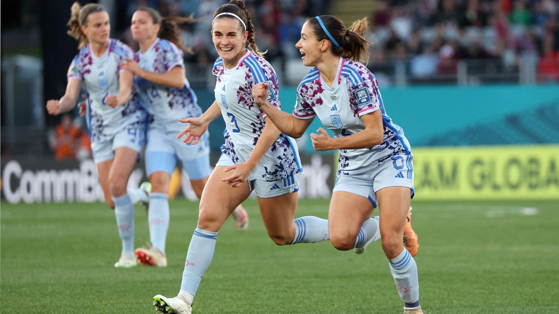 Aitana Bonmati celebra con Teresa Abelleira uno de los cinco goles que ha metido España a Suiza en los octavos de final del Mundial femenino