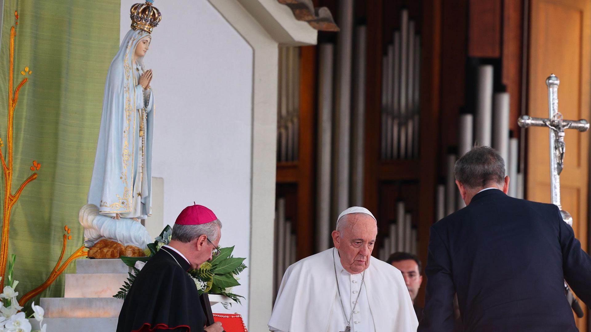 El Papa Francisco llega a rezar a la Capilla de las Apariciones en el Santuario de Nuestra Señora de Fátima