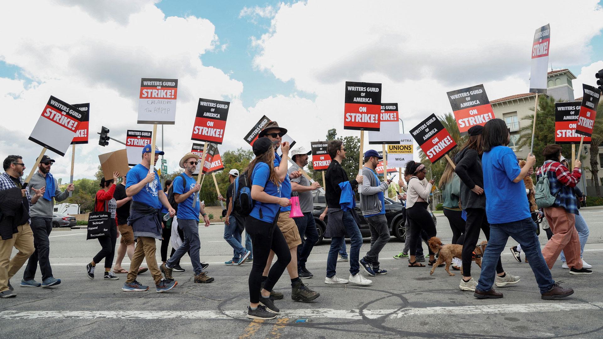 Trabajadores y simpatizantes del Sindicato de Escritores de América protestan frente a Universal Studios Hollywood