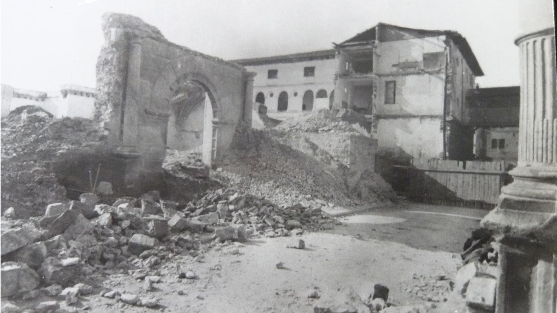 El derribo de la iglesia y el convento, ya muy avanzado en 1945