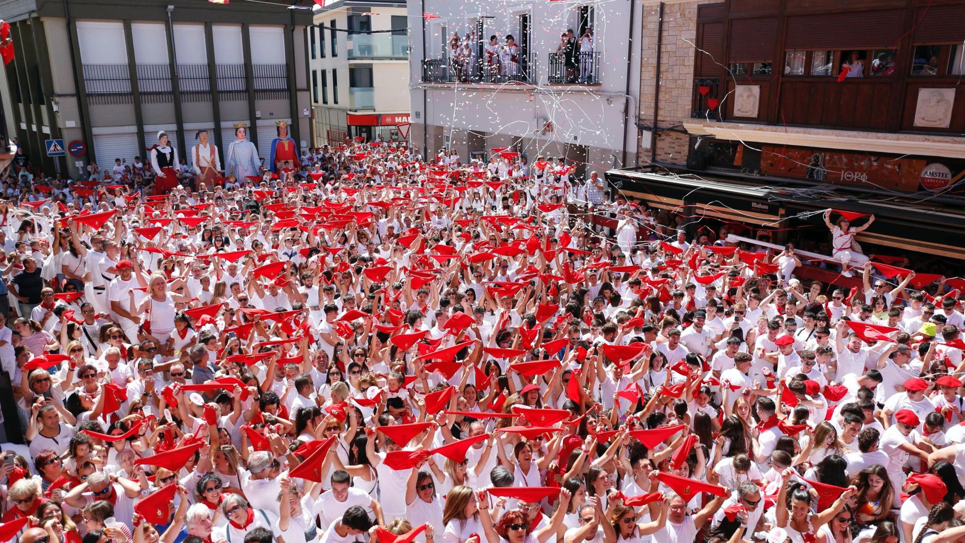 La plaza de los Fueros de Fustiñana se llenó de vecinos y visitantes que no quisieron perderse el lanzamiento del cohete anunciador de las fiestas en honor a los Santos Justo y Pastor