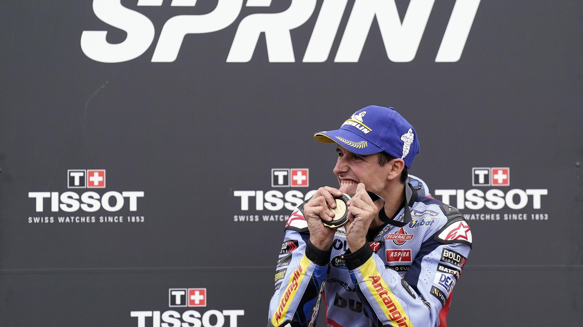 El español Alex Márquez, del equipo Gresini Racing MotoGP Ducati, celebra su victoria en la carrera Sprint del Gran Premio de Motociclismo de Gran Bretaña en el circuito de Silverstone, Gran Bretaña