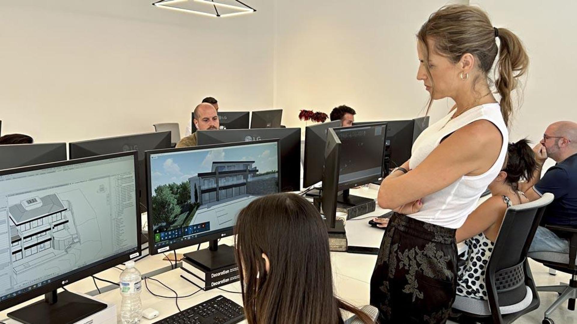 Una de los socias fundadoras de GC Studio, Lucía Cassaus, experta en proyectos residenciales de lujo revisa el trabajo de una compañera