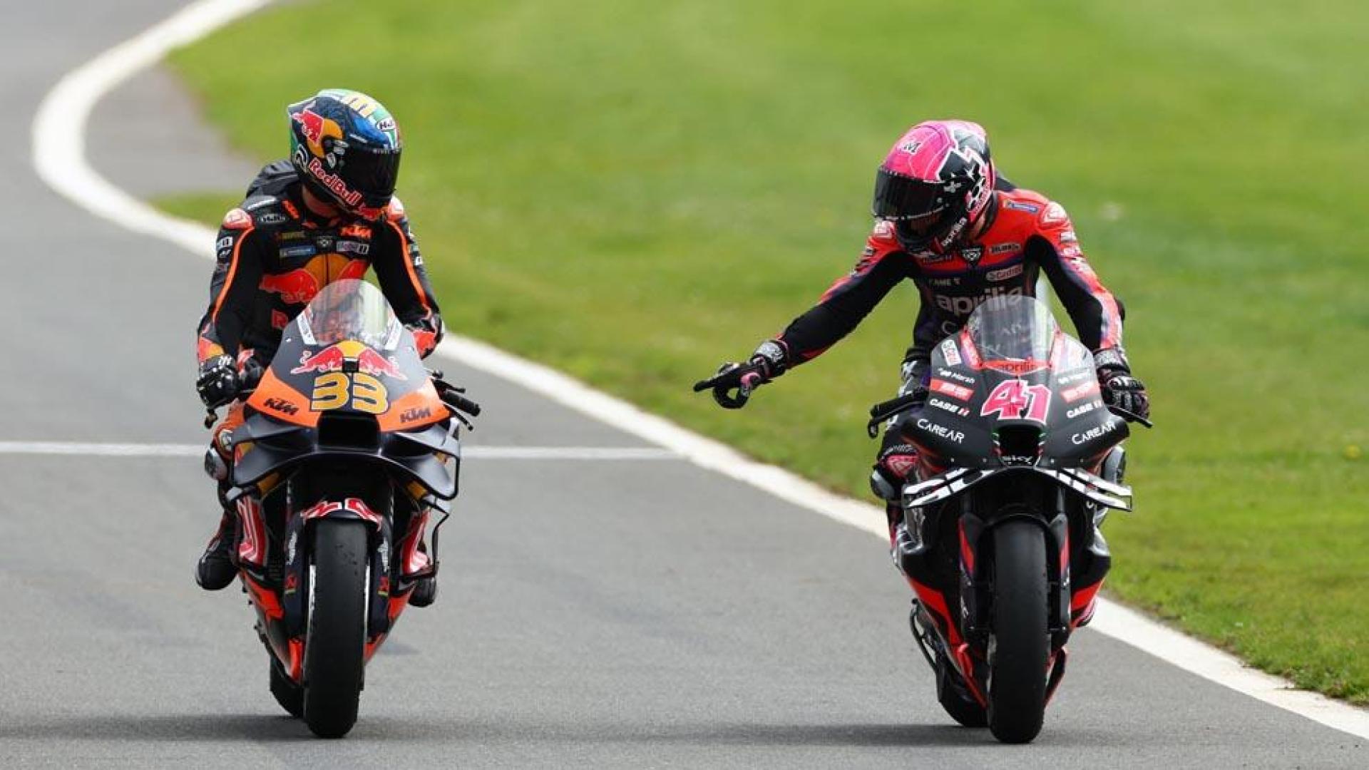 Aleix Espargaró, a la derecha, celebra su triunfo en Silverstone