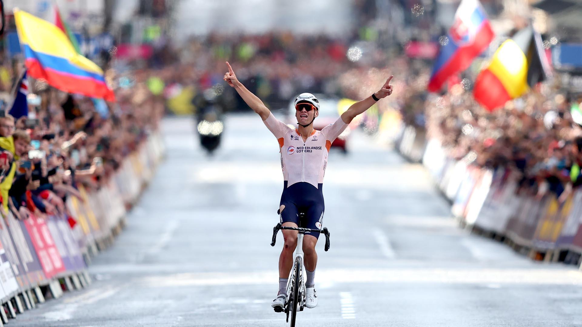 Mathieu van der Poel, de los Países Bajos, gana la carrera élite masculina en carretera en los Campeonatos del Mundo de Ciclismo UCI 2023 en Glasgow, Gran Bretaña
